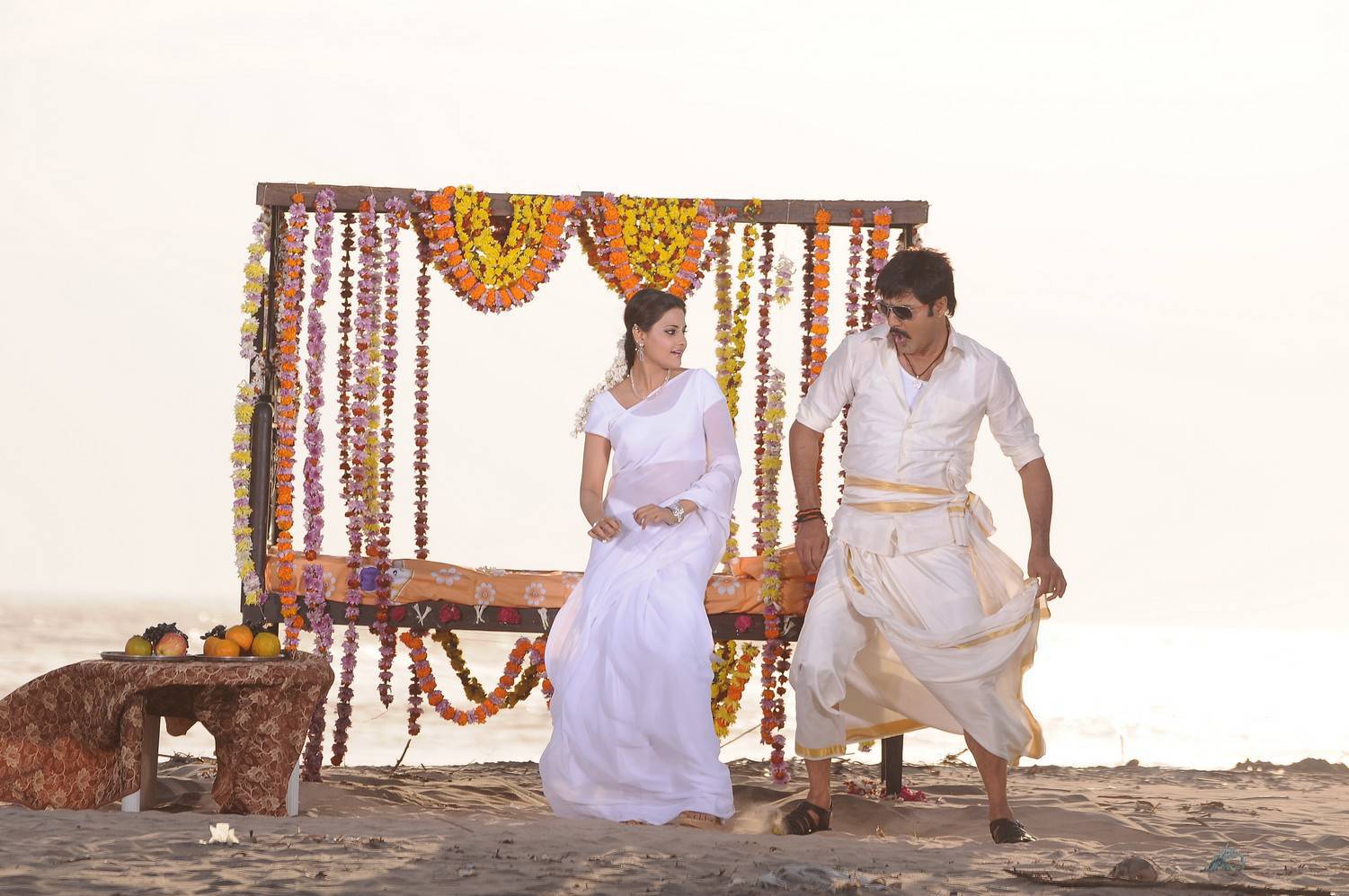 Natu Kodi Telugu Movie Stills Starring Meka Srikanth and Manochitra 